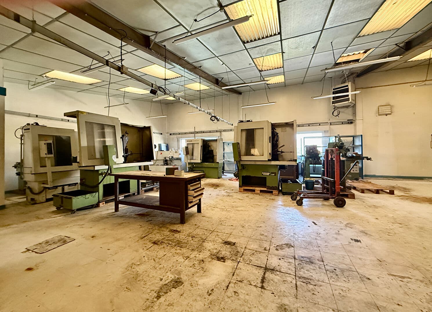 VENDU - VITRE  - LOCAL INDUSTRIEL — Photo 2