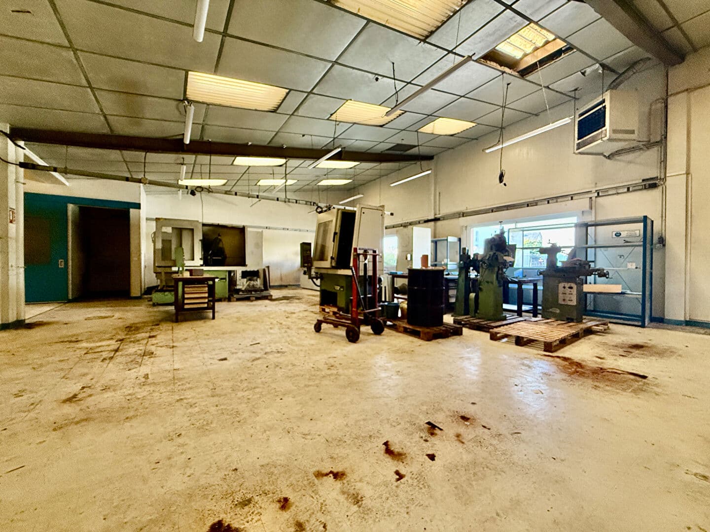 VENDU - VITRE  - LOCAL INDUSTRIEL — Photo 3