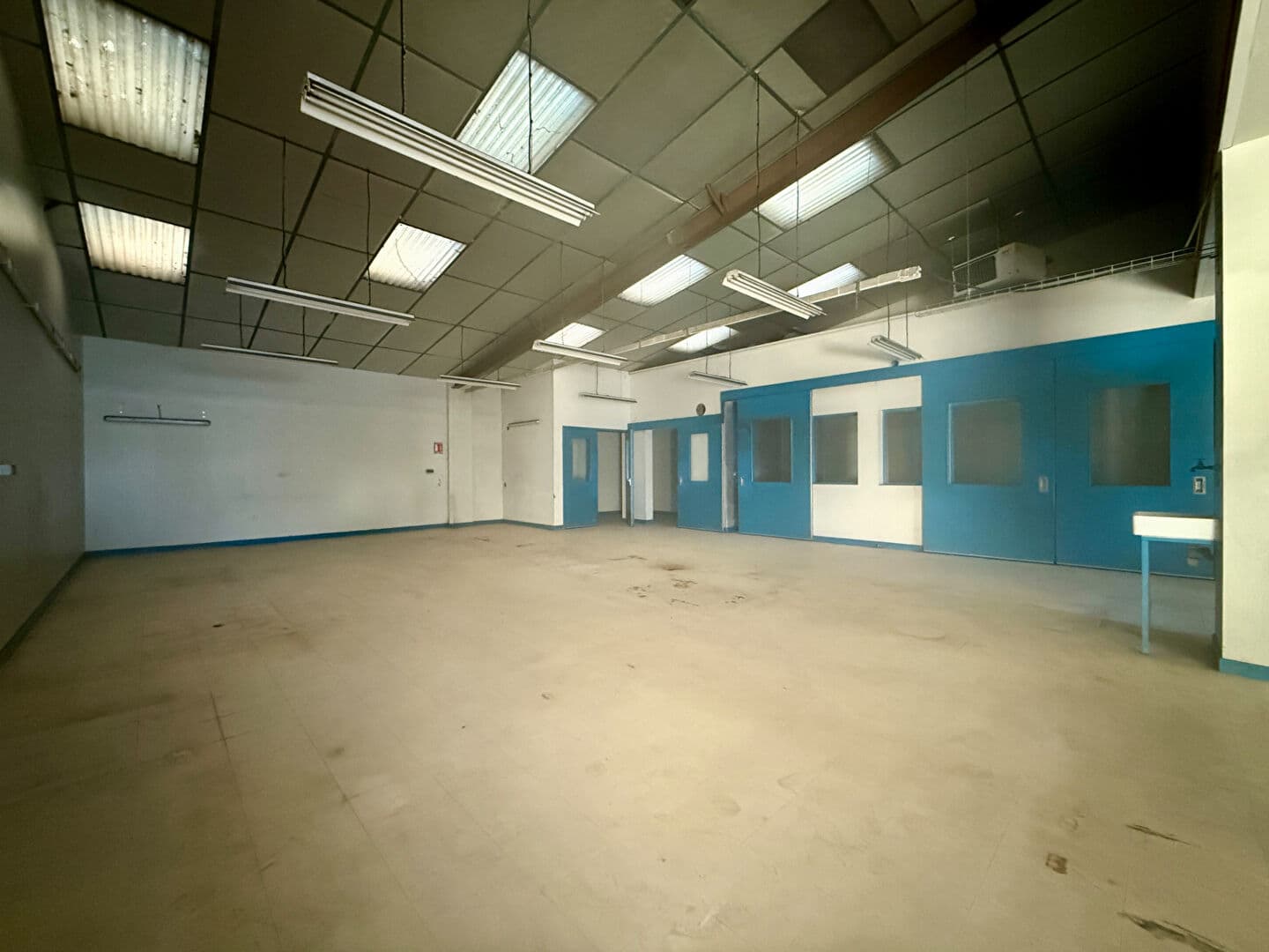 VITRE  - LOCAL INDUSTRIEL - A VENDRE — Photo 2