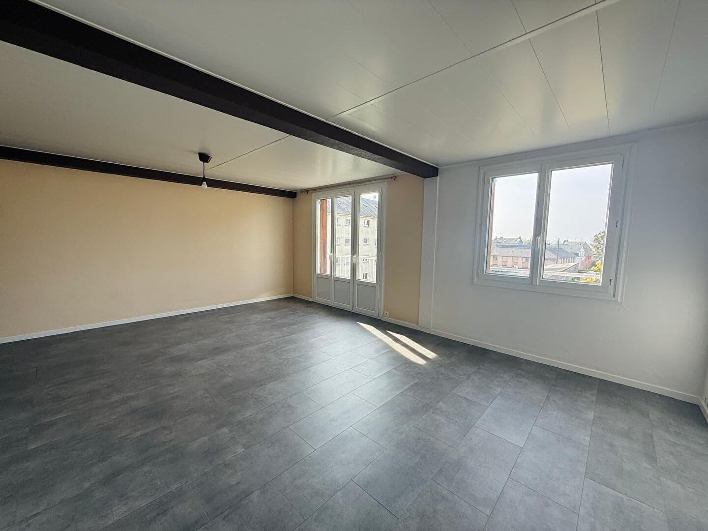 FOUGERES - A VENDRE - APPARTEMENT — Photo 2