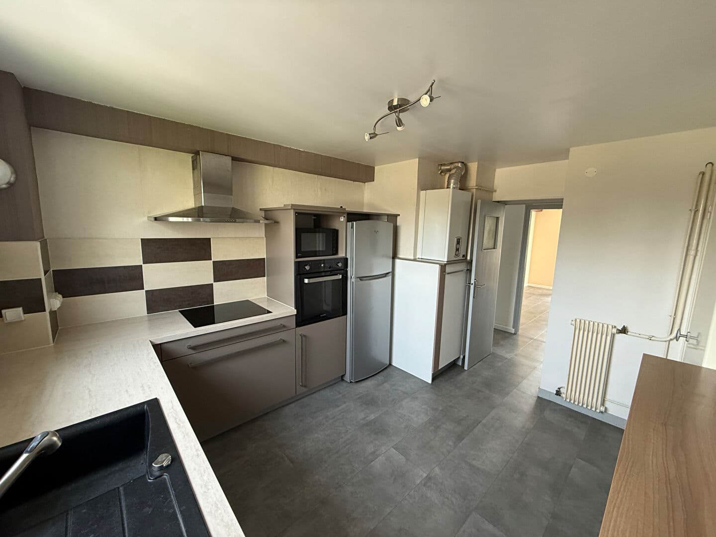 FOUGERES - A VENDRE - APPARTEMENT — Photo 3